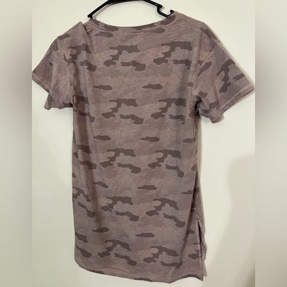 Women's Tops - Picture 8 of 9